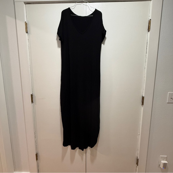Elegant Black Maxi Dress - Picture 1 of 7